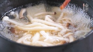 依次放火腿、豆腐，加水大火燒開(kāi)，小火燉煮20分鐘，出鍋前撒上蔥花即可。