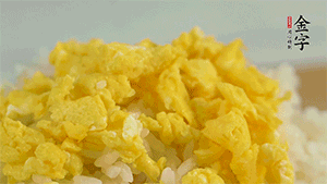 將雞蛋碎、西蘭花碎和放涼的米飯混合，用少許鹽、橄欖油調(diào)味。