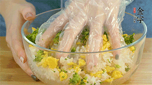 將飯團(tuán)用手搓捏成圓球狀。