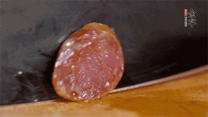 金字火腿肉香腸上鍋蒸15分鐘，切片備用。