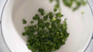 韭菜洗凈，切粒。