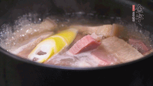 火肉、豬肉加料酒、清水大火煮開后，加入春筍小火慢燉40分鐘，出鍋前撒蔥花即可。
