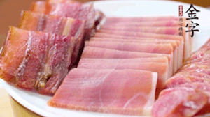 擺盤后鋪上老豆腐，淋點(diǎn)料酒，灑點(diǎn)白糖上鍋蒸20分鐘。