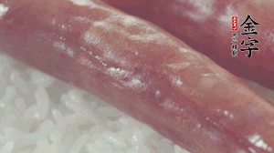 關(guān)上蓋子，煮到米飯露出時。
