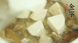 加入適量清水、黃酒燉開后，小火煮1小時(shí)即可。