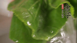 小青菜從根部掰開，分別洗凈。