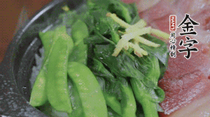 燜好的米飯開蓋，放入菜心、荷蘭豆，澆上調(diào)味汁拌勻。