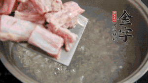剁成塊狀的排骨洗凈，放入沸騰的鍋中，加姜片汆燙，2分鐘后撈出備用。