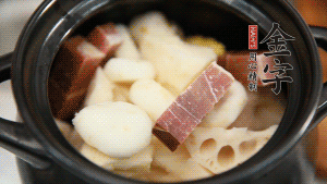 加水沒過食材，加料酒大火煮沸后，再小火燉煮1小時。（如果沒有砂鍋小火燉煮，用電飯煲的煮湯功能、高壓鍋也是可以的。）