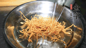 蟲(chóng)草花用涼水浸泡10分鐘，干香菇溫水泡發(fā)至軟去蒂備用。蓮子、紅棗也可一同清洗干凈。