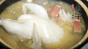 煮沸時(shí)加入蟲(chóng)草花、香菇、紅棗，以料酒調(diào)味繼續(xù)小火燉煮1小時(shí)左右。