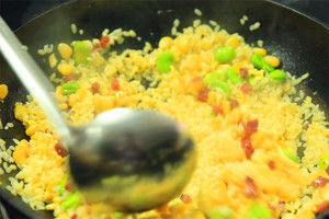 然后加入炒好的食材混合均勻，炒熟即可。出鍋前加少許黑胡椒、鹽和蔥花就可以啦?。?！