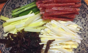 黑木耳泡發(fā)，黑木耳、韭黃、雷筍、青椒切成絲。