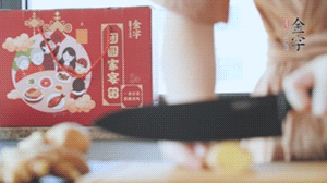 將處理好的老鴨放入冷水鍋中，丟入姜片，冷水煮沸去腥。