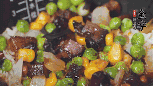 出鍋前加蠔油、生抽調(diào)味，撒點(diǎn)熟白芝麻即可。