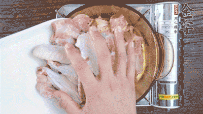 加料酒、蔥姜焯水2分鐘，清洗備用。