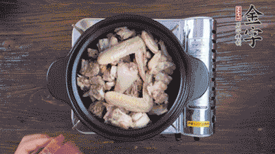 將雞肉塊、火腿、料酒、姜一同放入在燉鍋中，加冷水大火煮開(kāi)后，小火燉煮40分鐘。
