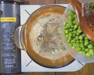 豌豆粒焯水30秒，過涼水。