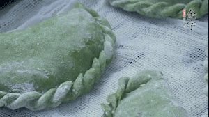 【制作】2.蒸架上墊浸濕的屜布，再放上清明果，大火蒸10~15分鐘，完成，出鍋啦！