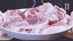 新鮮羊肉冷水入鍋，加姜片、清水焯水，除去血沫。