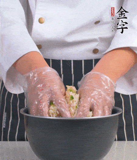 米飯中放西蘭花碎、咸肉丁，加少許黑胡椒、十來滴橄欖油拌勻。