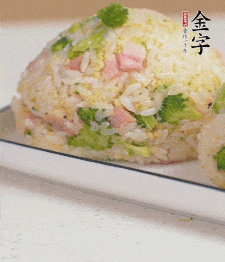 拌好的飯攥成飯團。
