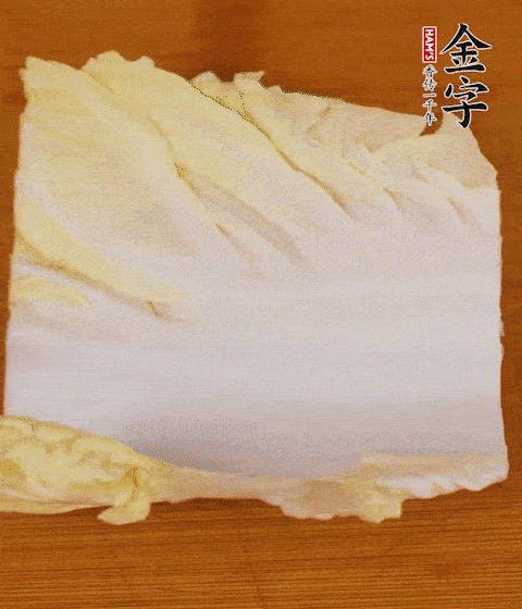 一片白菜一片淡火腿交替疊起，疊個(gè)兩三層放進(jìn)鍋內(nèi)，直到塞滿鍋。