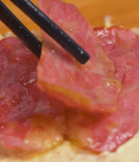 放上火腿、芝士片、生菜，再放一片土司。