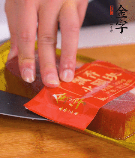 金字火腿切片，生姜切絲，蔥白切末。