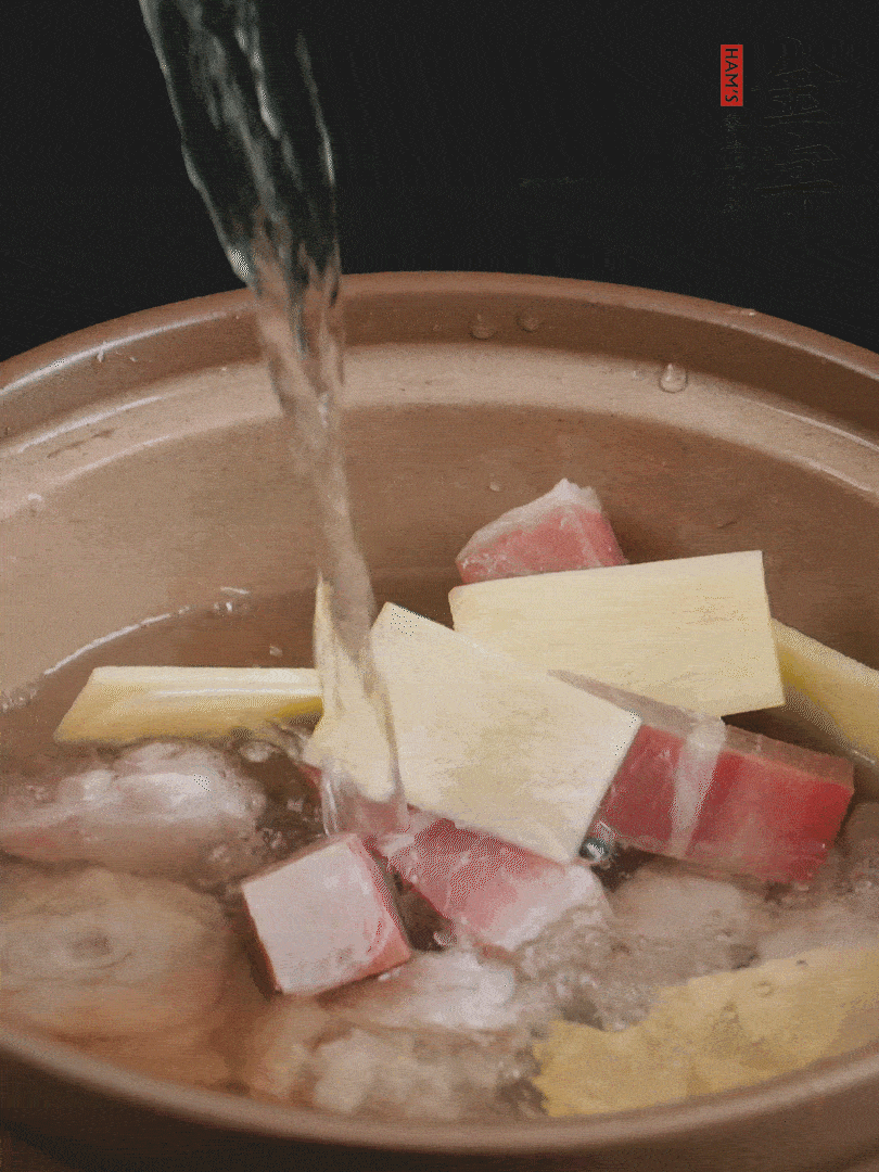 雞塊、火腿、姜片加適量料酒、清水燉80分鐘。