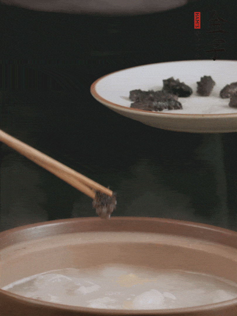 期間雞湯燉到80分鐘時，加小海參再燉10分鐘。