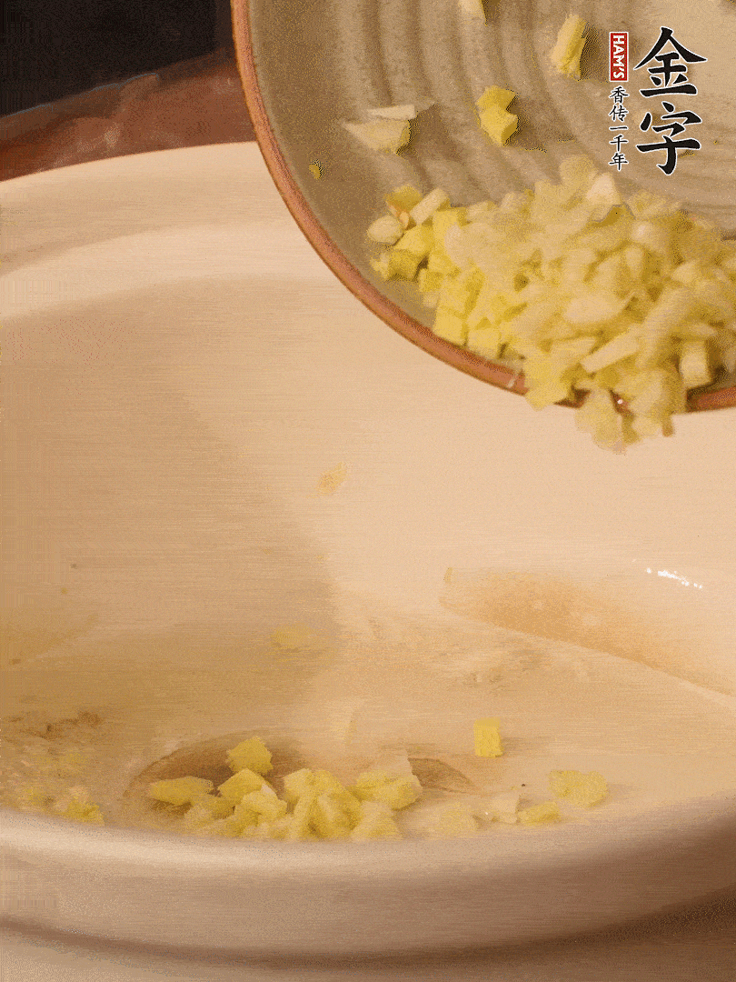 熱油下鍋，姜爆香。下冬瓜略微翻炒。