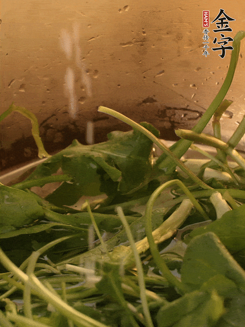 薺菜去掉根部，加小蘇打、鹽熱水沸騰燙軟。
