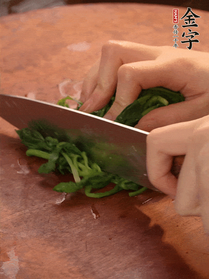晾涼拽干水份，切碎備用。