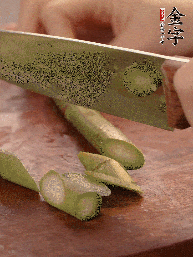 蘆筍去掉底部老的部分，斜切成段。白玉菇去掉根部，日本豆腐切成圓厚片。
