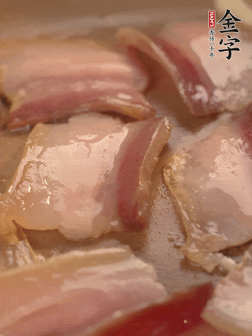 鍋中熱油煸香大蒜、咸肉。