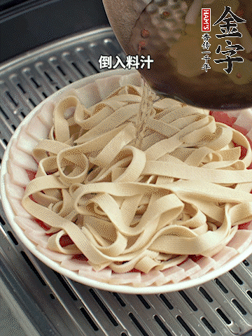 將料汁倒入食材中，改上保鮮膜蒸半小時。