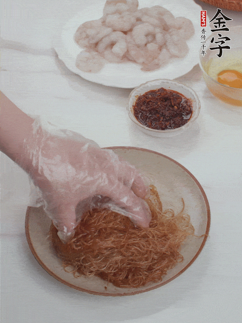 粉絲泡軟后，入沸水煮10秒，撈出后加1/2勺老抽、1/2勺食用油挑松。