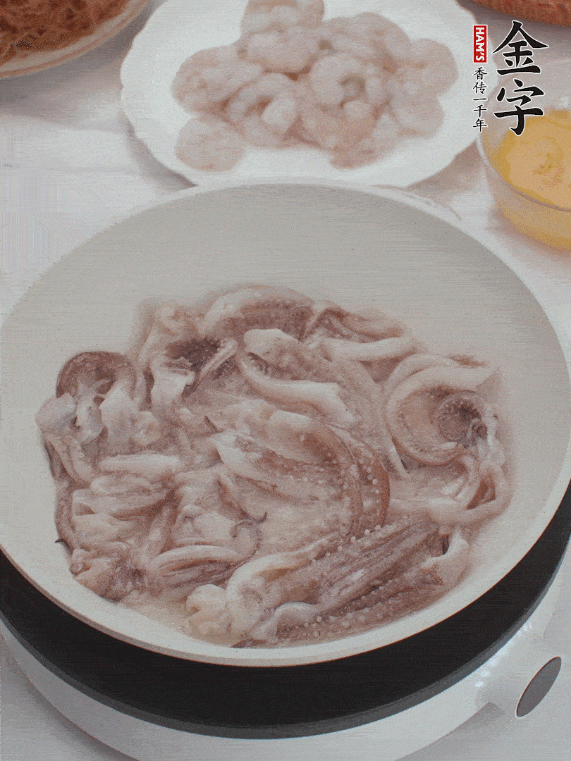 蝦仁、魷魚滑油，蛋液炒制半熟。