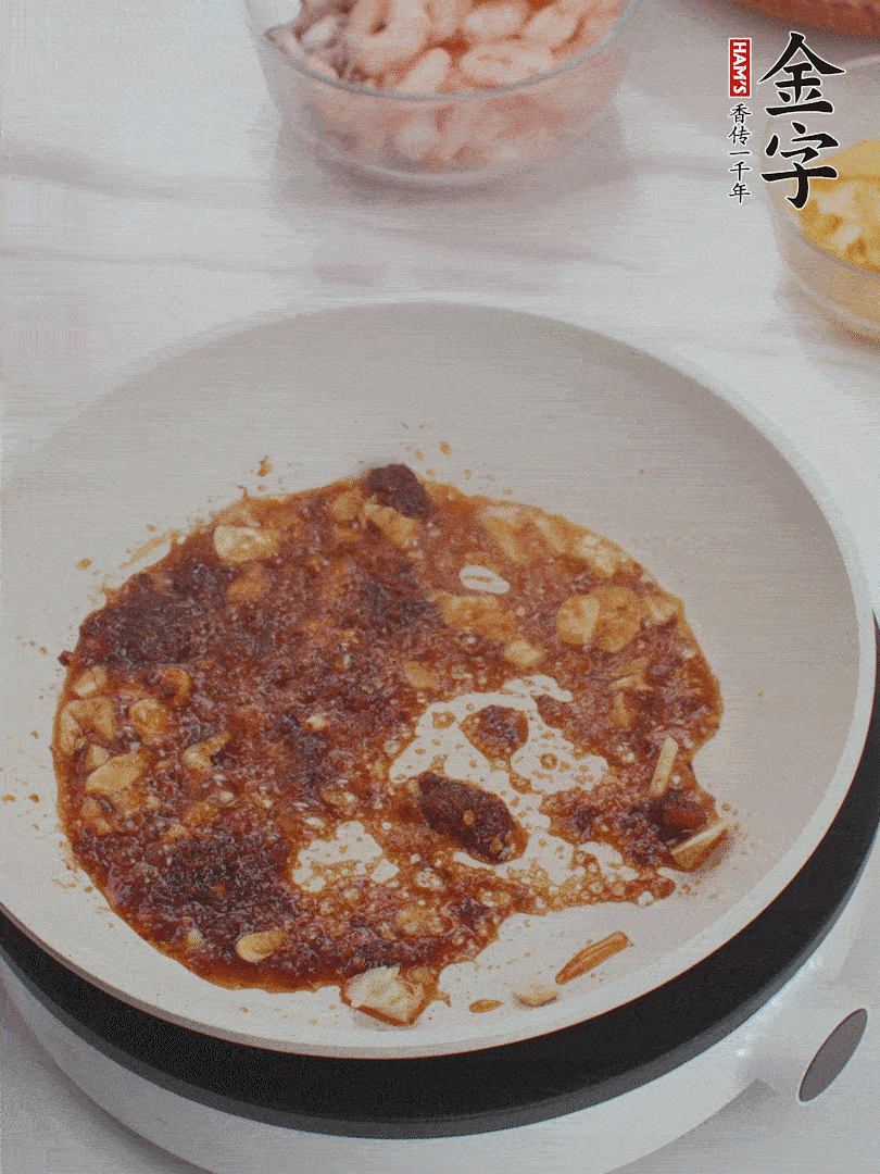 冷鍋熱油，1大勺金字火腿XO醬、蒜末炒香，倒粉絲一起炒。
