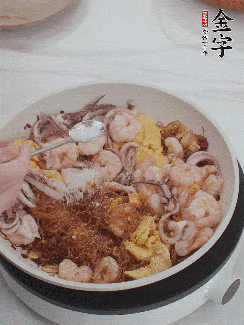 加雞蛋，蝦仁，魷魚混合。