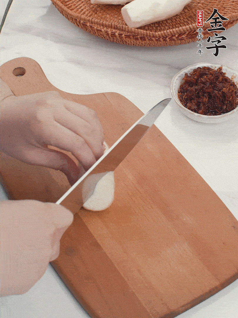 茭白剝殼，洗凈后切滾刀塊。