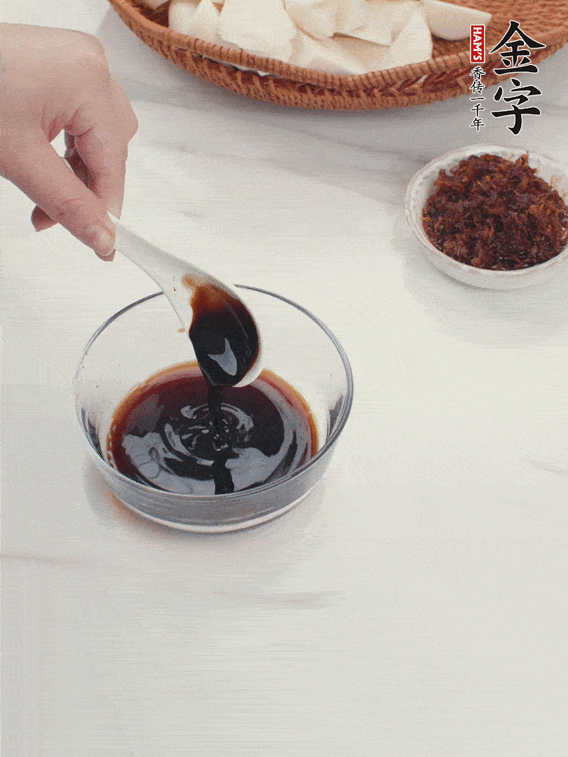 將生抽、老抽、黃酒和白砂糖在小碗里調(diào)成味汁。