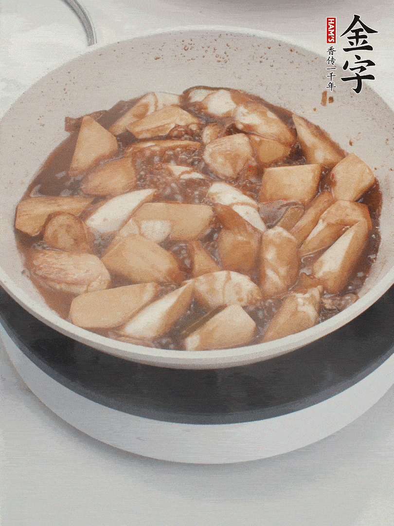 待茭白煸到微微發(fā)黃加入調(diào)好的味汁翻炒。加一小碗清水蓋蓋子燜3-4分鐘。