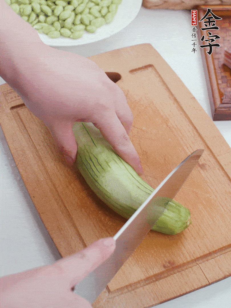 絲瓜去掉外皮，去掉兩端，切成滾刀塊。