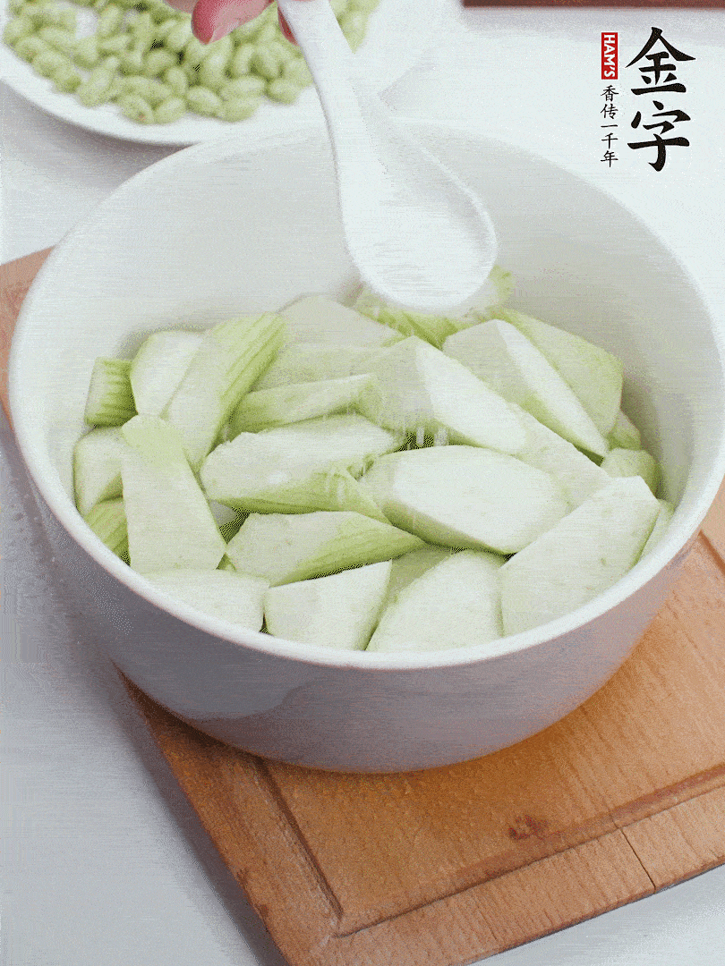 水中加1勺鹽浸泡，防止變黑。