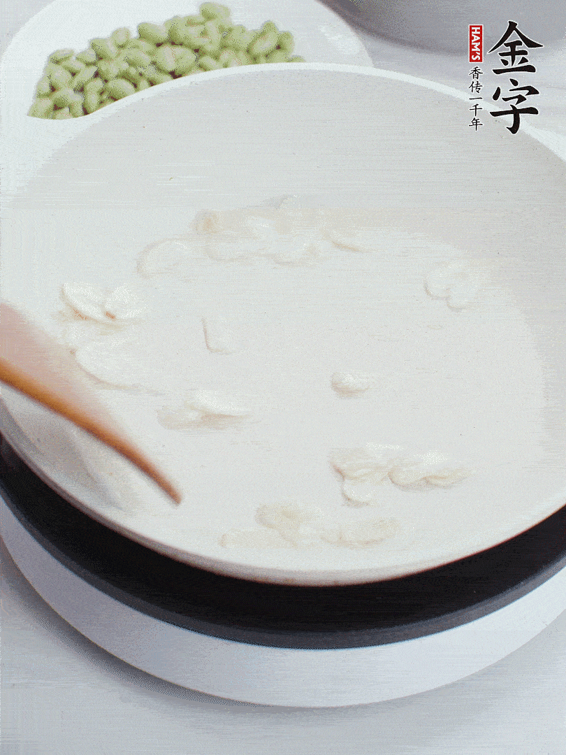 金字淡咸肉煮15分鐘，撈出切片。油5成熱時，蒜末、咸肉爆香。