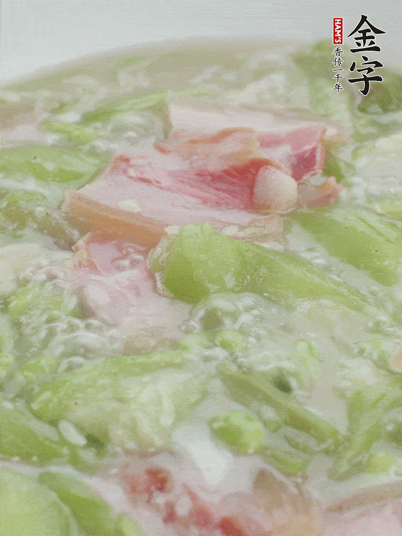 加一點熱水、白胡椒粉、雞精翻炒1分鐘。