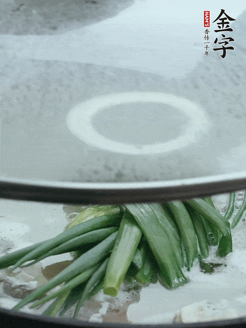 加蔥結(jié)去腥，大火開后中火燒20分鐘。