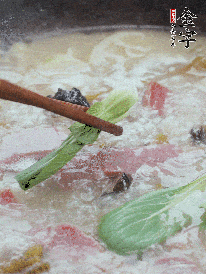 撈出蔥結(jié)，小菜心點綴。